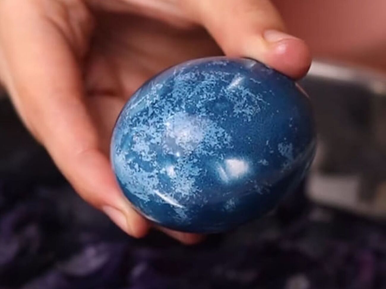 Чтобы яйца приобрели синий цвет, их нужно на ночь оставить в настое из капусты