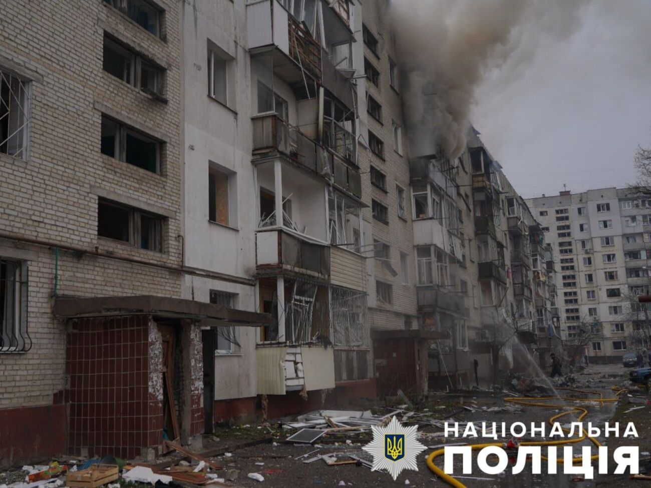Вибухова хвиля спричинила значні руйнування будинків, вибила вікна і двері в багатоповерхівках