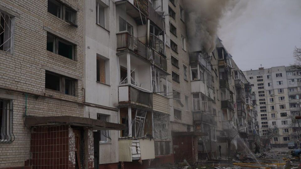 Взрывная волна вызвала значительные разрушения домов, выбила окна и двери в многоэтажках