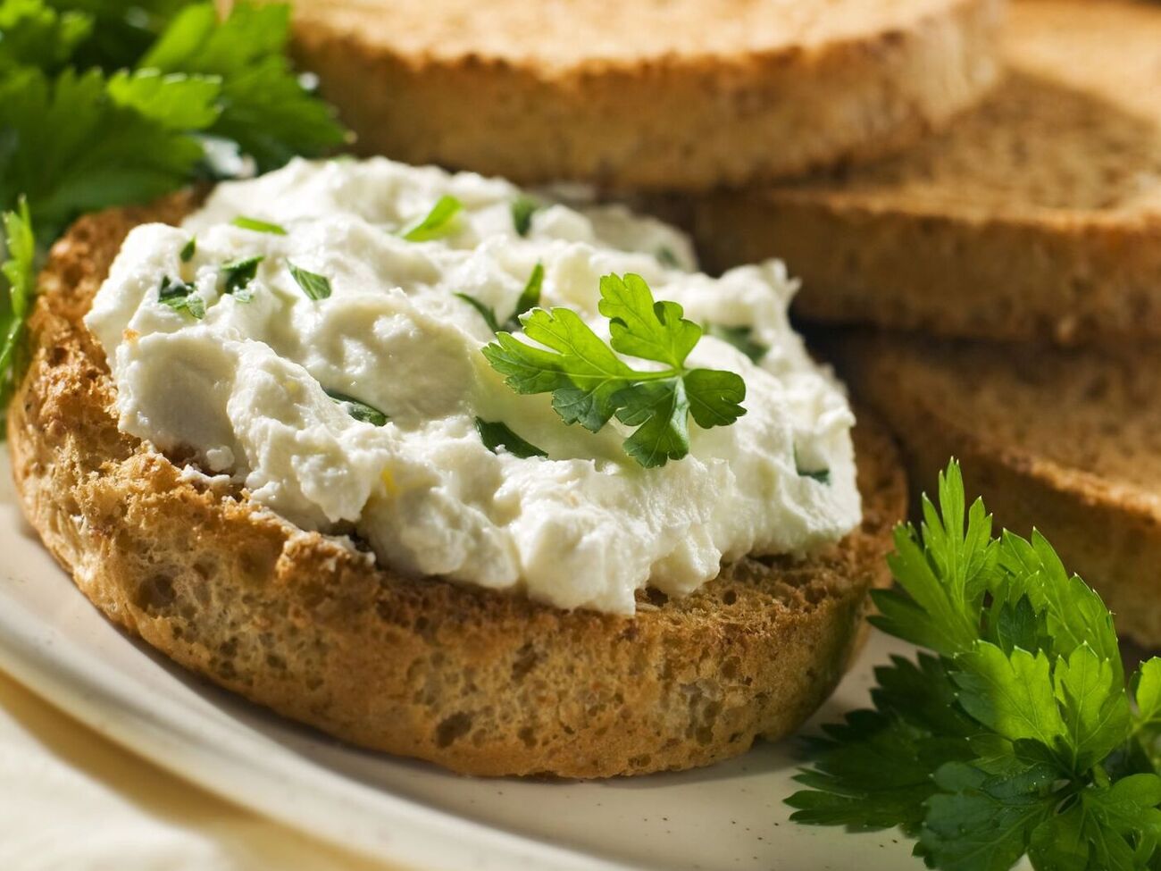 Для намазки вам понадобится 200 г сыра фета