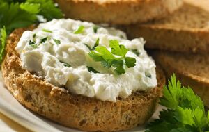 Для намазки вам понадобится 200 г сыра фета