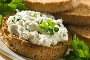 Для намазки вам понадобится 200 г сыра фета