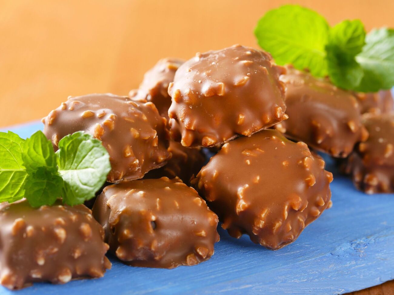 Для конфет вам понадобятся сгущенное молоко, шоколад, курага, миндаль, черный шоколад и сливочное масло