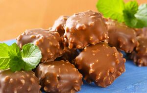 Для конфет вам понадобятся сгущенное молоко, шоколад, курага, миндаль, черный шоколад и сливочное масло