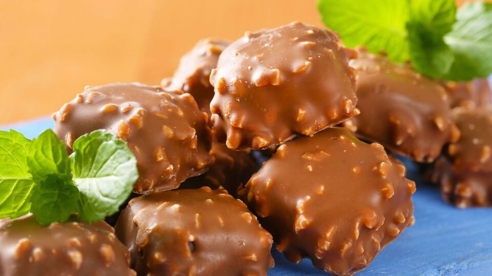 Для конфет вам понадобятся сгущенное молоко, шоколад, курага, миндаль, черный шоколад и сливочное масло