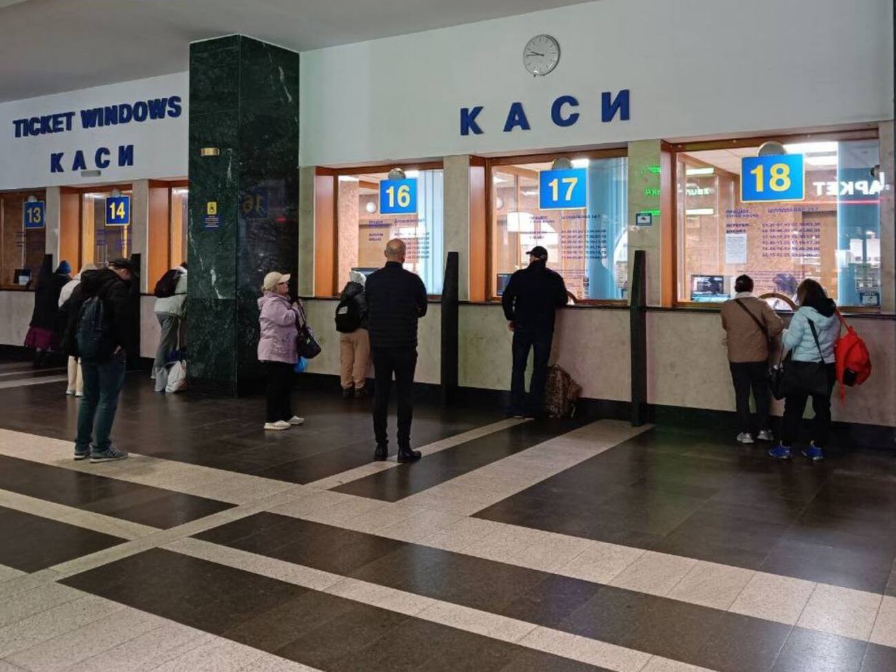 Каси на всіх вокзалах працюють за розширеним графіком