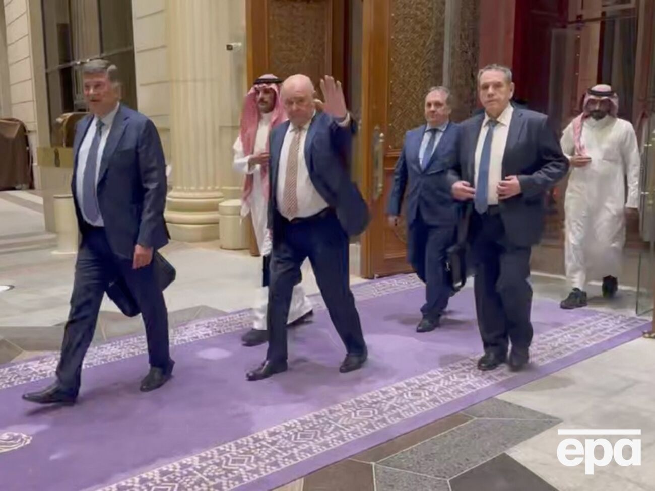 Як повідомив Карасін (на фото другий ліворуч), обидві сторони обговорили "багато проблем"