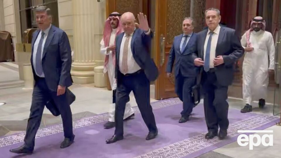 Як повідомив Карасін (на фото другий ліворуч), обидві сторони обговорили "багато проблем"