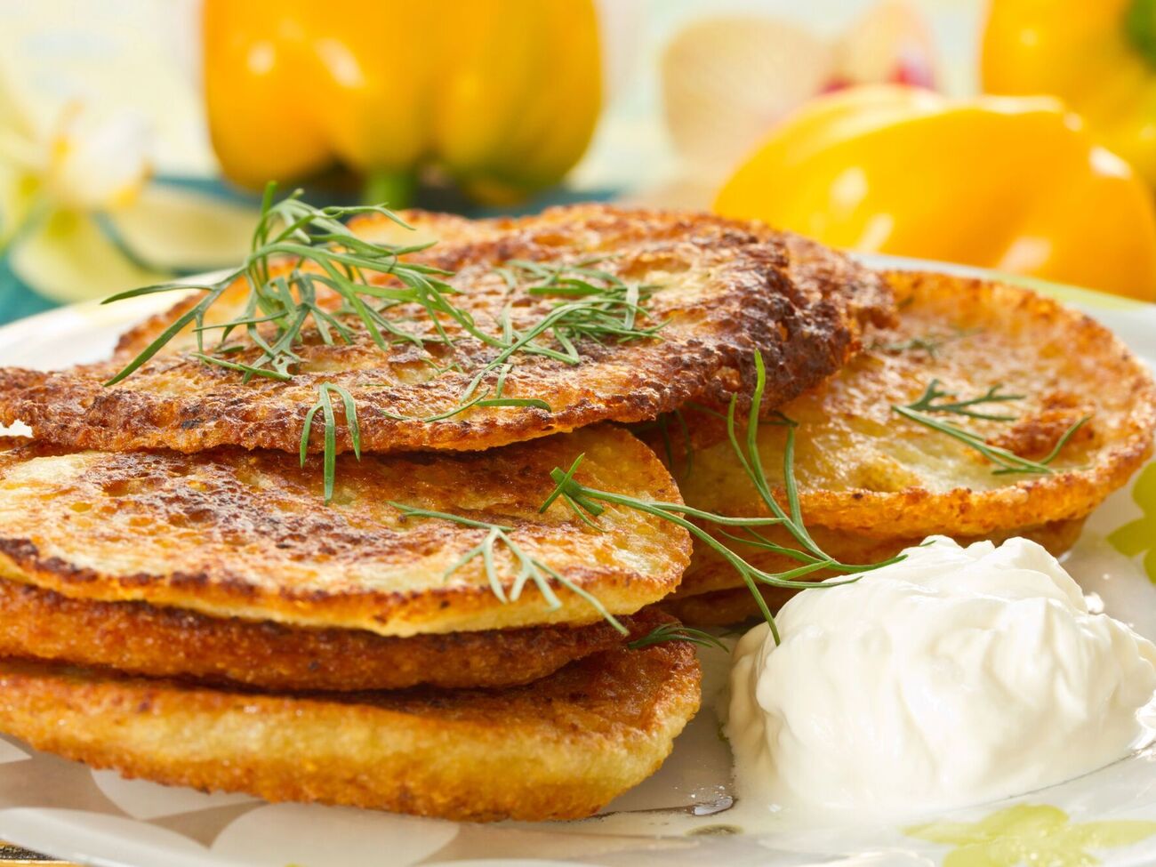 Плавленый сыр придает драникам нежный вкус