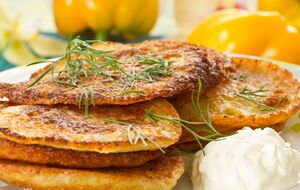 Плавленый сыр придает драникам нежный вкус