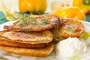 Плавленый сыр придает драникам нежный вкус