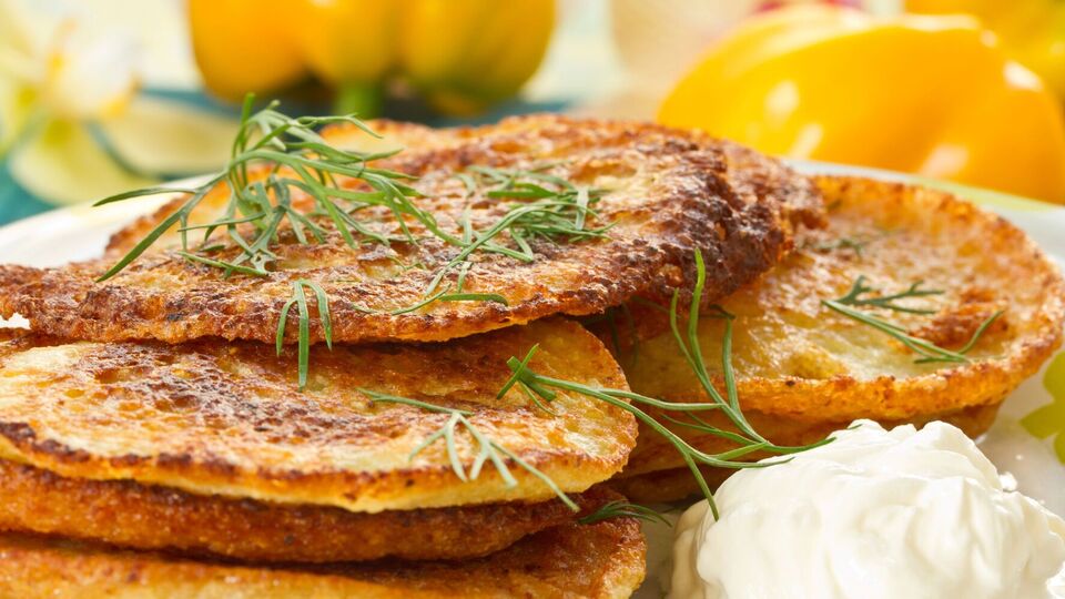 Плавленый сыр придает драникам нежный вкус