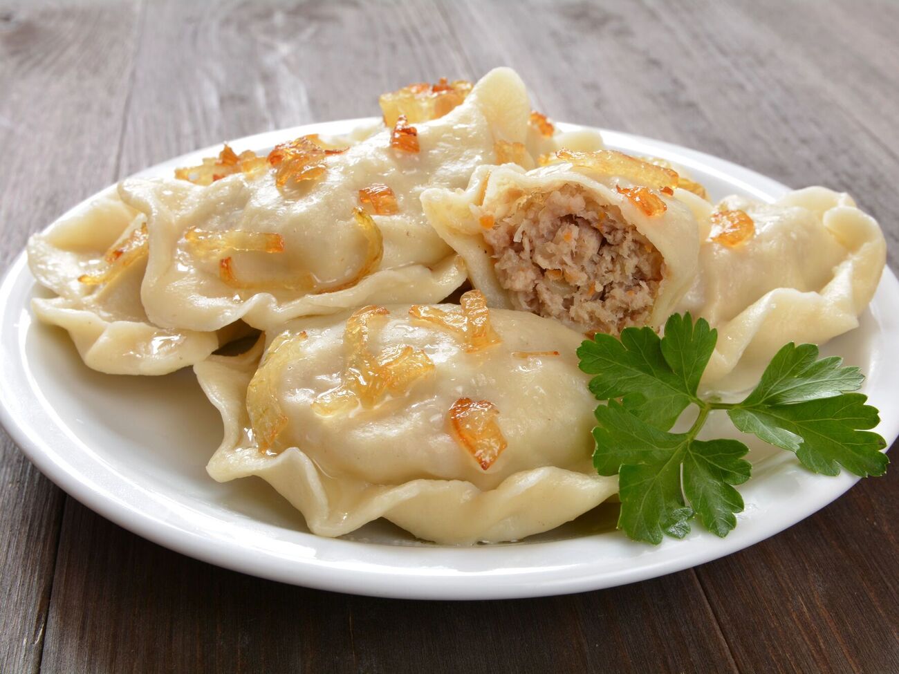 В этом рецепте сочетается начинка с мясом и двумя видами капусты