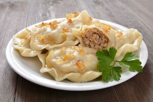 В этом рецепте сочетается начинка с мясом и двумя видами капусты