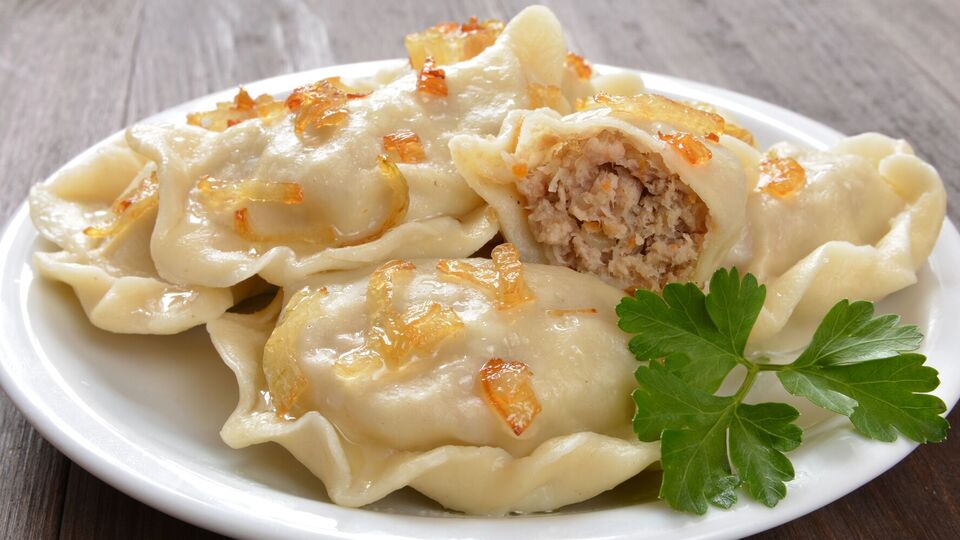 В этом рецепте сочетается начинка с мясом и двумя видами капусты