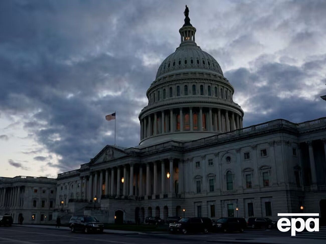 Высокопоставленные республиканцы открыто призывают администрацию Трампа к более жесткой позиции в отношении Москвы, отмечает Reuters