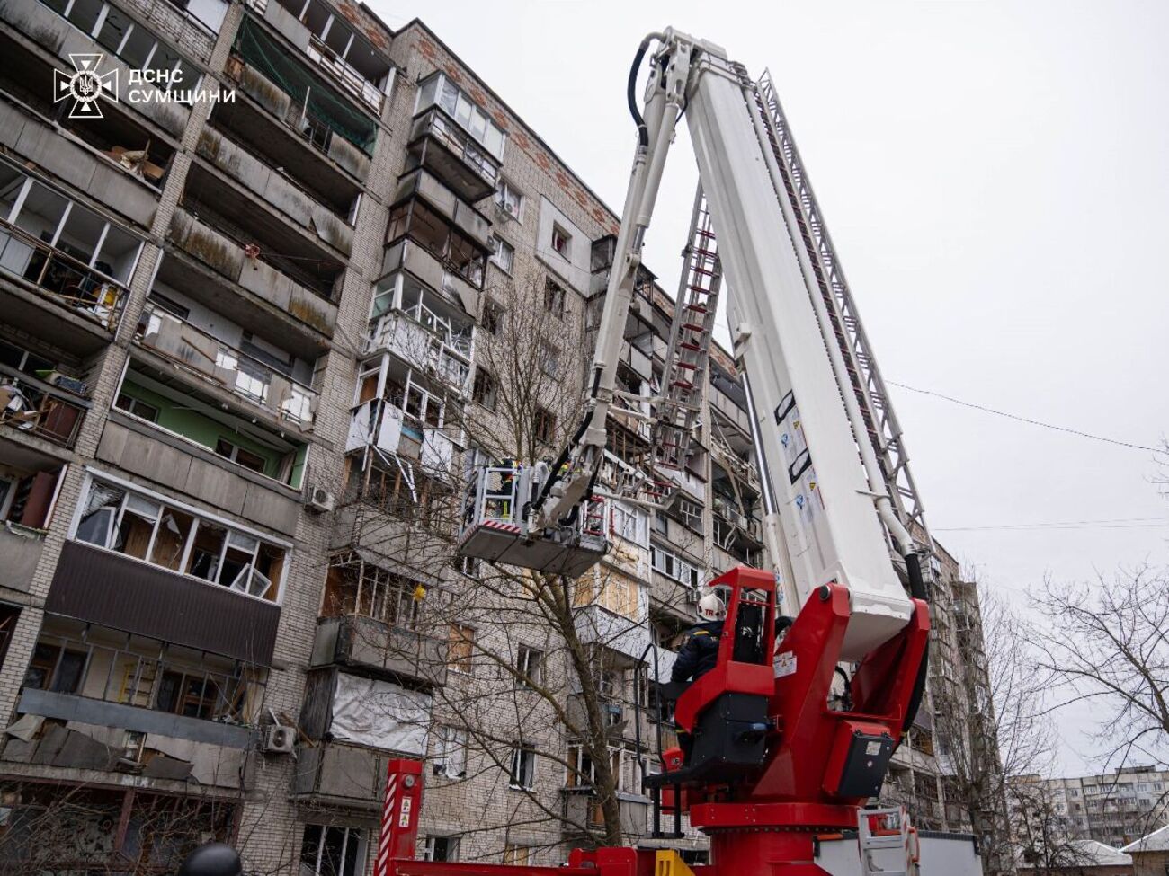 ДСНС демонтує зруйновані конструкції в будинках на місці прильоту