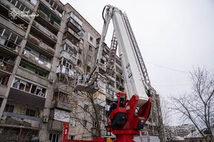 ДСНС демонтує зруйновані конструкції в будинках на місці прильоту