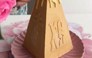 Такую паску можно приготовить заранее и хранить в морозилке