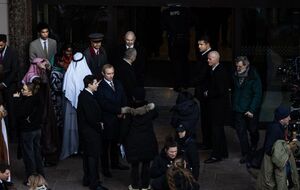 На снимках Лоу запечатлен в гриме