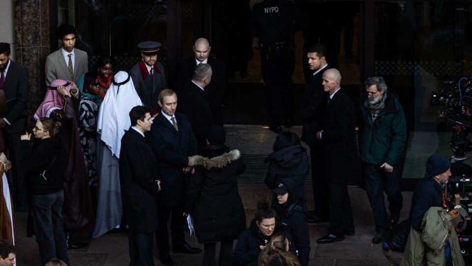 На снимках Лоу запечатлен в гриме