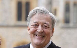 Фрай известен своими книгами "Как творить историю", "Лжец", "Гиппопотам"