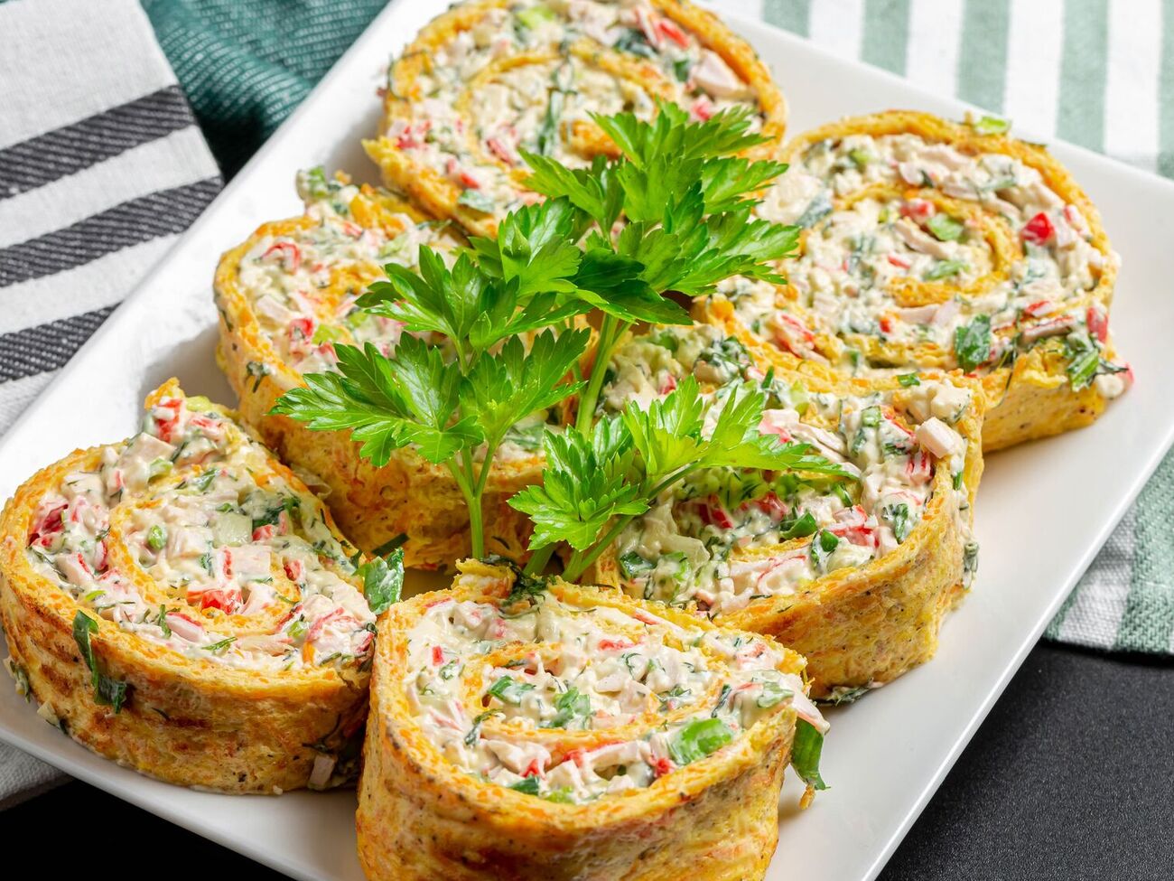 Для первого слоя смешайте крабовые палочки и плавленый сыр