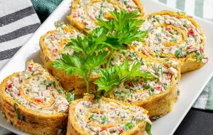 Для первого слоя смешайте крабовые палочки и плавленый сыр