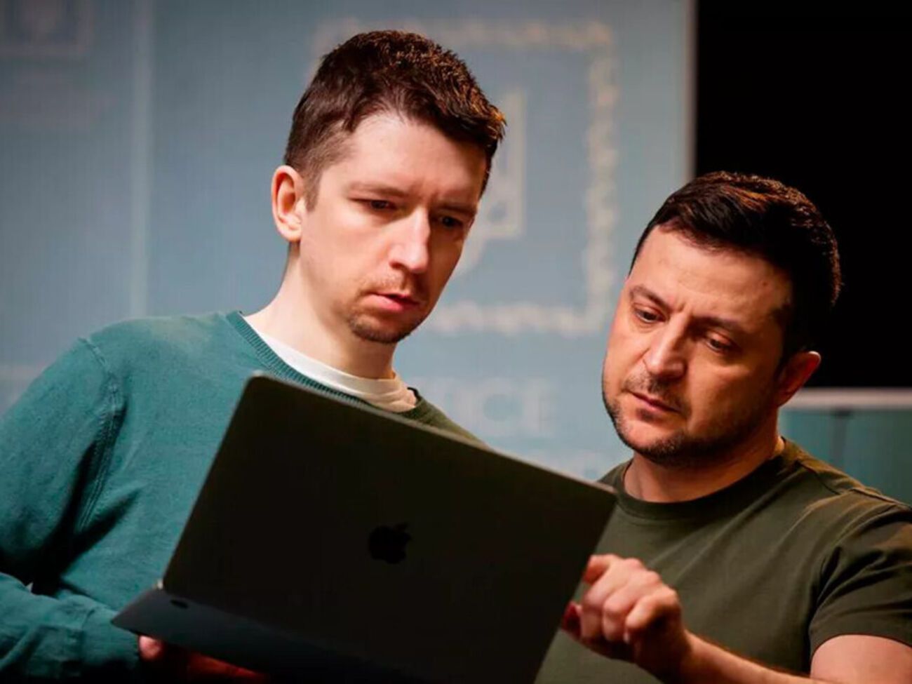 Литвин (на фото слева) напомнил, что с 18 марта россияне наносят удары по украинским энергетическим объектам бомбами, ударными беспилотниками и беспилотниками FPV