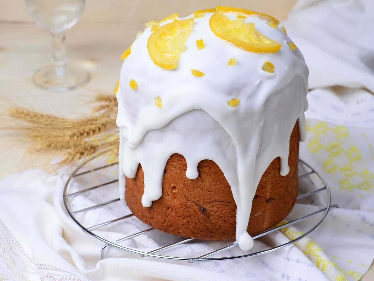 Паска має лимонну начинку