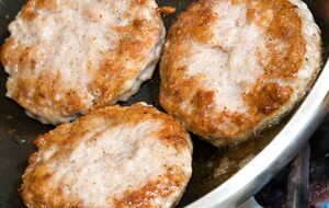 Перед приготовлением котлет фарш должен настояться