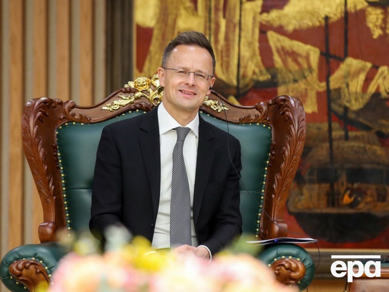 СМИ пишет, что такая частота визитов Сийярто в РФ вызвала удивление некоторых европейских чиновников