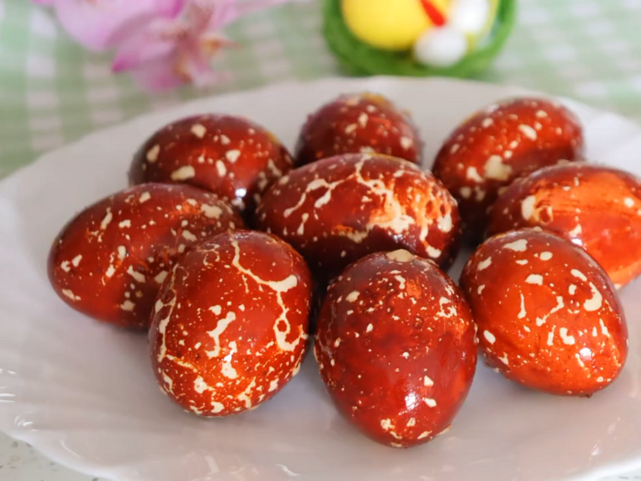 Готові великодні яйця змастіть олією для блиску