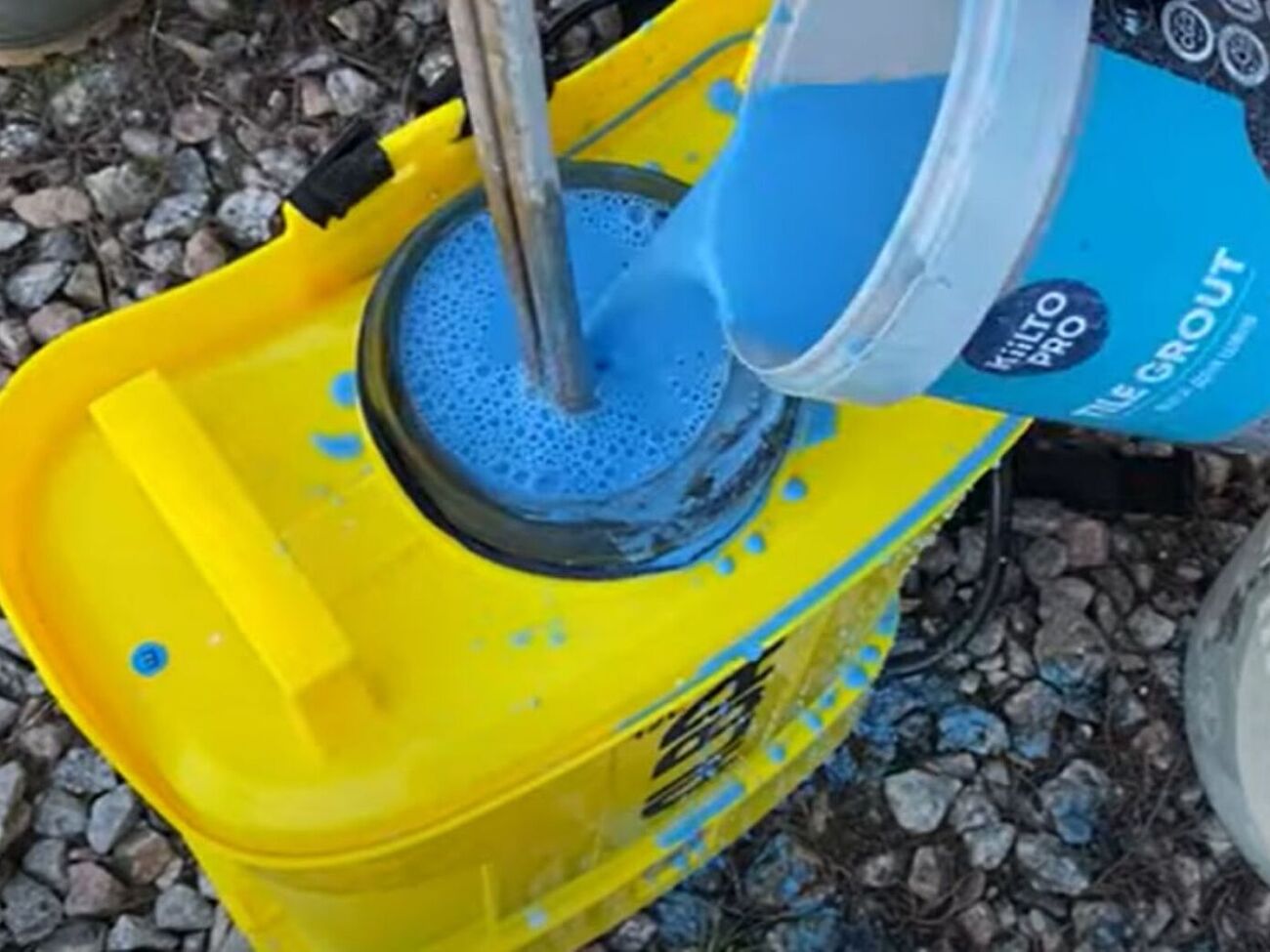 После того, как смесь будет процежена, в распылитель нужно добавить 1 л теплой воды и все тщательно перемешать