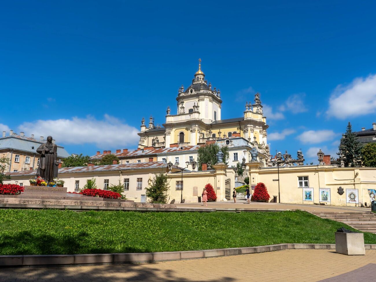 По словам реставратора, хранившего реликвию, ее вывезли из митрополичьих садов в конце 1980-х годов