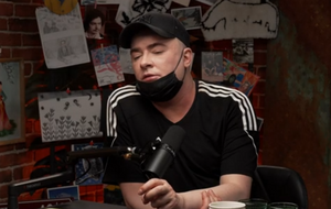 Данилко в последние годы на людях появляется в медицинской маске и кепке