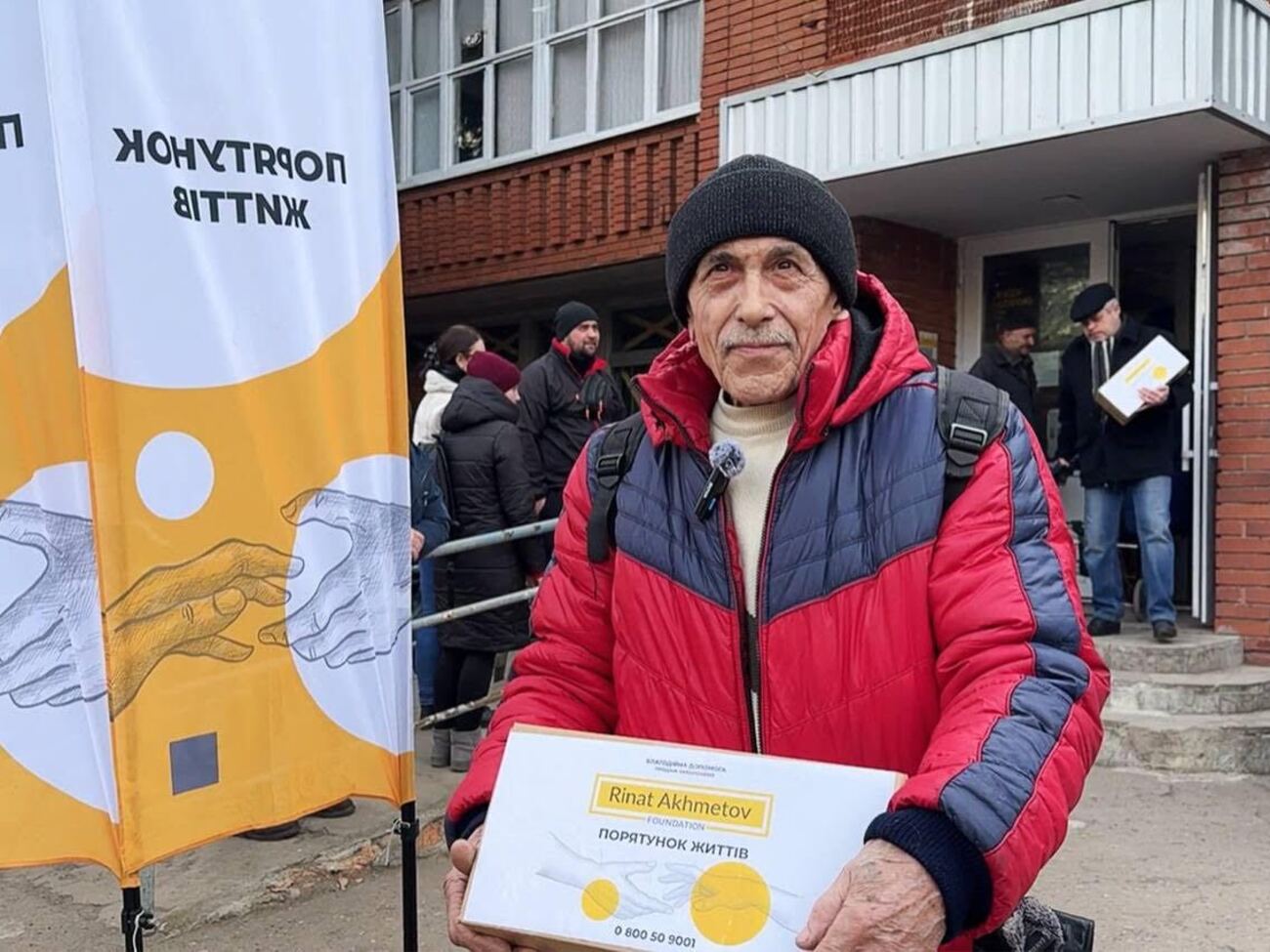 Фонд Рината Ахметова передает помощь жителям Донецкой области