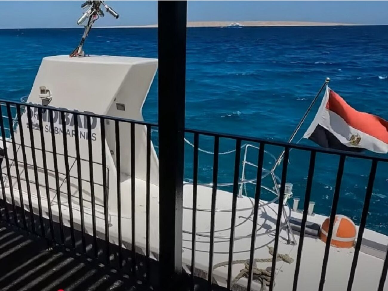 Паблики пишут, что батискаф затонул в 1 км от берега