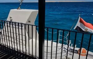 Паблики пишут, что батискаф затонул в 1 км от берега