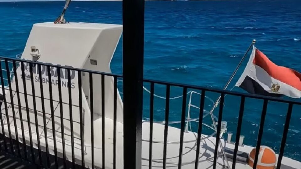 Паблики пишут, что батискаф затонул в 1 км от берега