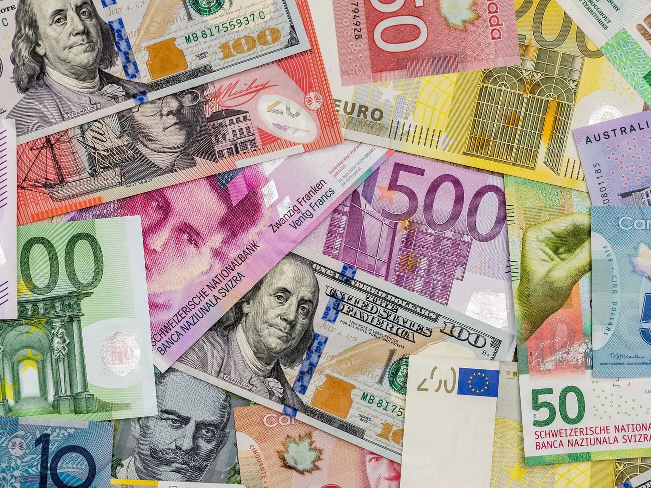 Більшість готівки була в доларах, євро і швейцарських франках, зазначили в OCCRP