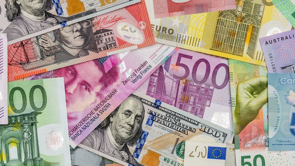 Большинство наличных было в долларах, евро и швейцарских франках, отметили в OCCRP