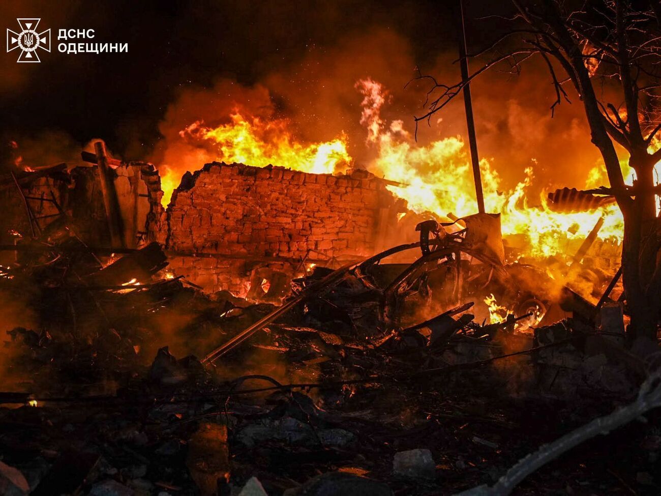 Горели гаражные помещения и хозяйственная постройка, также повреждены частные жилые дома