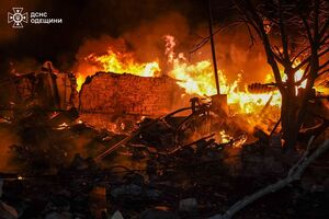 Горели гаражные помещения и хозяйственная постройка, также повреждены частные жилые дома