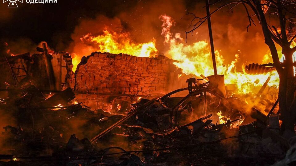 Горели гаражные помещения и хозяйственная постройка, также повреждены частные жилые дома