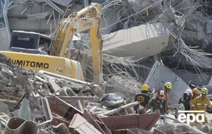 У будівлі заблоковано 43 людини