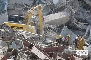 У будівлі заблоковано 43 людини