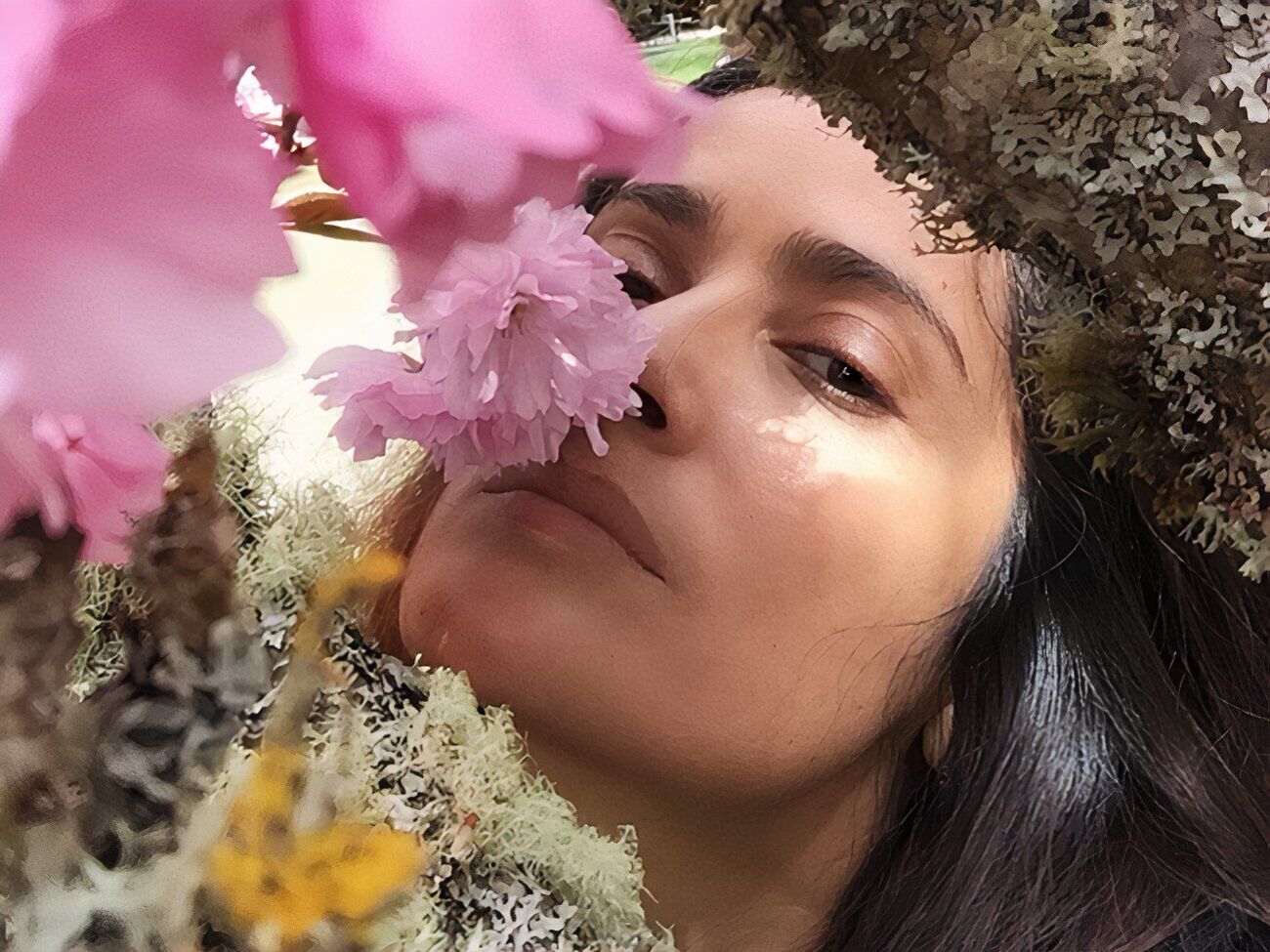 Хайек позировала среди цветущей сакуры