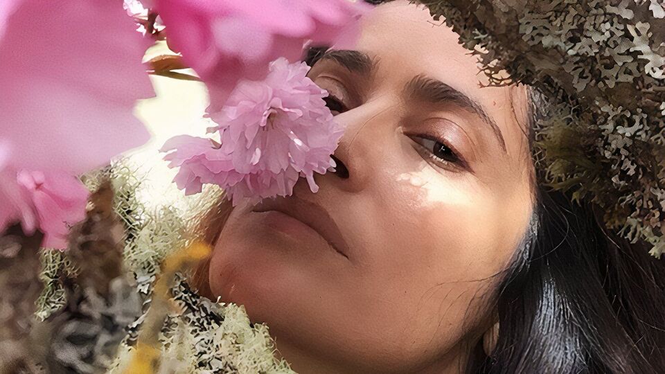 Хайек позировала среди цветущей сакуры