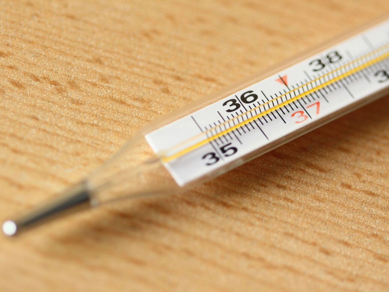 Если разбился градусник, нельзя собирать ртуть веником, пылесосом, мокрой тряпкой или магнитом